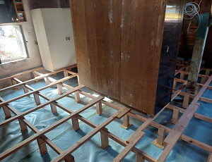 Zateplení stropu bytového domu pomocí foukané izolace